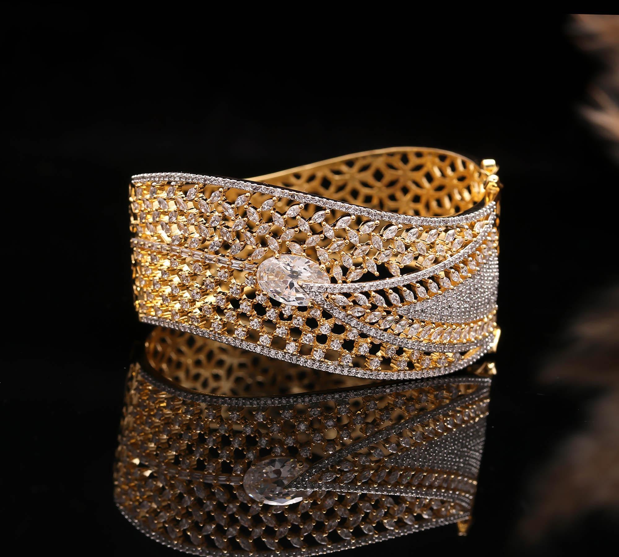 Exquisite Gold-Plated Diamond-Cut Bangle for Women – Luxury Bridal & Party Jewelry